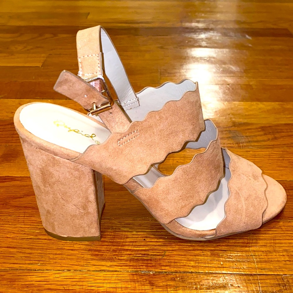 Qupid Nude/Tan Scalloped Block Heel size 8
